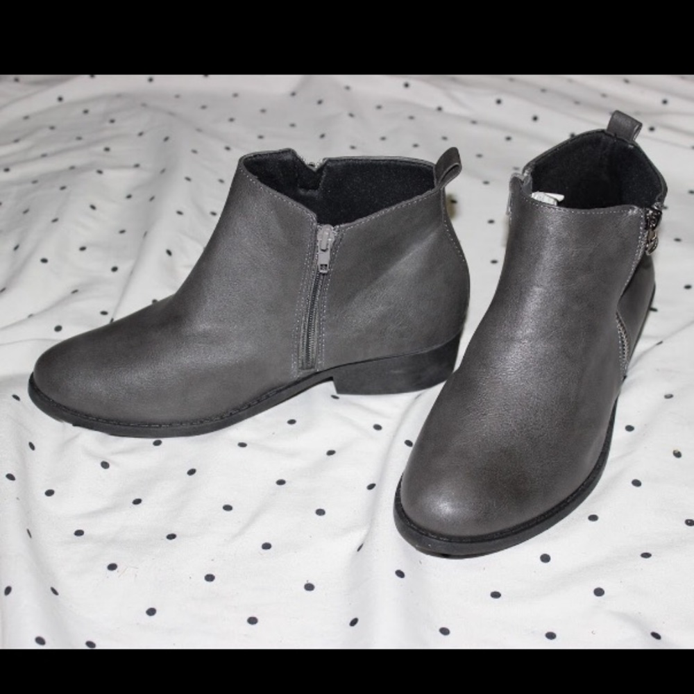 GRAY FAUX LEATHER ANKLE BOOTIES